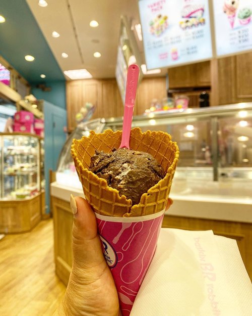 Udah lama banget gak makan Rocky Road. Dari dulu sukaaa banget sama yang ini, a bit bitter with softly sweet marshmallows and crunchy almonds. Kaya hidup, ada pait2nya, ada garing2nya dan ada manis2 nya 🤣#baskinrobbins #icecream #rockyroad #hello #Japan #tokyo #yums #dessert #sweets #darckchocolate #marshmallow #almonds #clozetteID #travelwithCarnellin #igfood