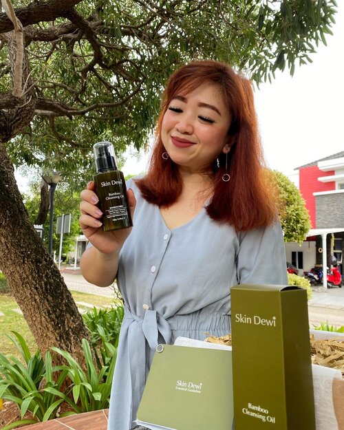 Review @skindewi Bamboo Cleansing Oil sudah ada di https://youtu.be/v8ub7WU34HQLihat deh bagaimana natural cleansing oil ini bisa bersihkan waterproof makeup dengan seksama plus tetap gentle dan kind to our skin. Buat kamu yang belum pernah cobain produk #SkinDewi go ahead, try them. They are not just organic, but high performance natural ingredients yang aman untuk semua yet very effective. #skindewicircle #beauty #skincare #skincareroutine #igbeauty #instabeauty #musttry #recommended #clozetteID #naturalbeauty #naturalskincare #love #nature #motd #potd #lotd #outfitoftheday #ootd #cleanskin #produklokal #skincarelover #skincarelokal #kulitbersih #kulitsehat #carnellinstyle #tips #beautytips #igdaily