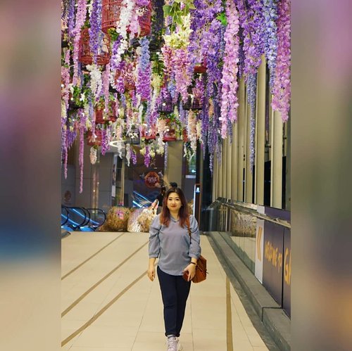 A walk under the flowers. .... Ini salah kostum, Bangkok tuh panas banget ... sama kaya Jakarta dan mall nya gak sedingin Jakarta 😅

#flowers #travel #letsgo #blogger #bangkok #jalanjalan #siam #beauty #Clozetteid