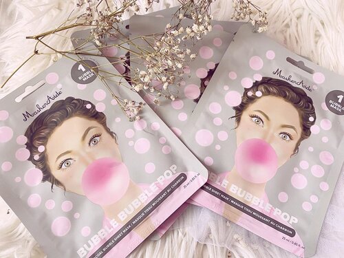 Masker #BubbleBubblePopSET dari @maskeraidebeauty yang available di Hicharis.net/carnellin/1qM6 seharga 
3.50$ untuk 1 set isi 5 ya. 

Jadi sekitar Rp. 50-60k untuk 5 masker. 

Sukaaa banget sama maskernya, mulai dari sensasi bubbles up di kulit, jadi kaya nyeburin muka ke air soda 🤣 fresh and tingling gitu. 

Mengandung charcoal, spirulina, dan tea tree yang pas buat kulit berminyak atau acne prone. Bikin kulit super bersih dan nyaman. Kaya semua dosa keangkat. 

Pori-pori juga jadi terlihat lebih kecil karena yg bikin kesumbat udah bersih. Cobain yaaa. 

#charis @charis_celeb #hicharis @hicharis_official #beauty #masker #bubblemask #facialcleanser #cleanskin #cleasing #love #igbeauty #instabeauty #clozetteID #beautyvlogger #beautyvloggerindonesia #maskeraide #bubbles #poppingbubbles #skindetox #detox #cleanbeauty