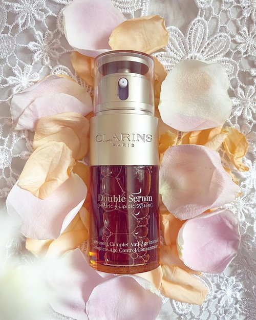 @clarinsid Double Serum, a complete age control conventrate. 

Age 40 is just a number isn’t it?! 

#clarins #clarinsskincare #serum #beauty #igbeauty #igers #instadaily #instabeauty #skincare #clozetteID #bblogger #antiaging #antiagingskincare #potd #beautyinfluencer #beautybloggers #beautytips #looks #skincareproducts @clarinsofficial
