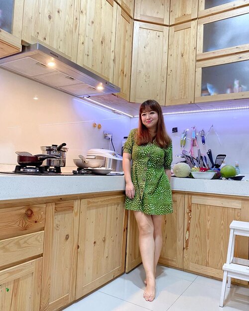 Gaya masak... (gemuruh orang rumah bilang “yeah right”) Drpd brush pada debuan, sponge kaku, makeup an aja dirumah 😁

#style #ootd #greendress #hello #clozetteID #carnellinstyle #potd #stayathome #dirumahaja #kitchen #decor #homedecor  #photography #motd