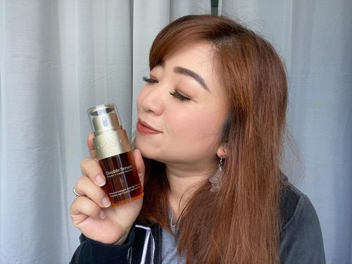 Reviewing @clarinsid Double Serum. A serum that feels so light yet potent and able to give my skin amazing results within days.I’m already a skincare avid yet this serum still shows wonderful effects so fast. Watch the full review on:https://youtu.be/1SmI4iOygnI#clarins #doubleserum #skincare #serum #skincareroutine #skincaretips #tips #beauty #love #clozetteID #beauty #instabeauty #instagram #instagood #motd #lotd #igbeauty #igdaily #igers #moistskin #antiaging