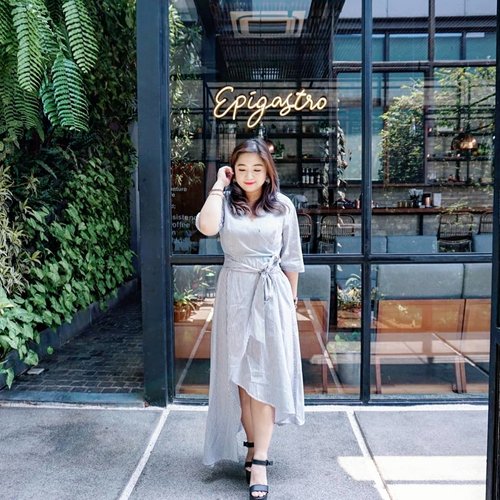 #TGIF everyone. ________Wearing @friendofaudreyFrench Riviera Striped Wrap Dress.________#motd #lotd #ootd #outfit #outfitoftheday #style #styleoftheday #carnellinstyle #clozetteID #dressoftheday #friendofaudrey #wrapdress
