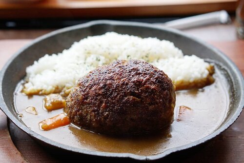 Di @plazaindonesia ternyata banyak makanan enak ya 🤤

@ishigamaya_hamburg_indonesia jual hamburg steak yang rasanya sih ehm.. keasinan 🤣 .. eh enakkk tapi beneran keasinan deh ih, santai dikit garemnya di daging nya. 
Aside from the too saltiness, saus hamburgnya enak dan dagingnya berasa banget. 
#igfood #ClozetteID #foodies #hamburg #Japanesefood #love #delicious #foodporn #musttry #yums #meat #steak