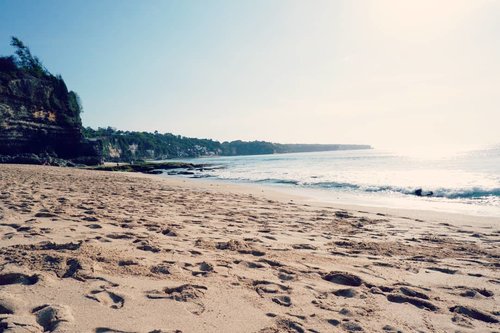 A bit cloudy today after heavy rain at dawn. Sekarang Bali lagi mau ke arah eco friendly, belum 100%, tapi kantong plastik sudah dilarang hampir di semua tempat perbelanjaan.  Penanganan sampah plastik masih kurang tepat, karena masih dibakar begitu saja. Asapnya pastinya juga buruk untuk kesehatan.Jadi harus mulai dari kita juga ya untuk tidak menyampah dan mulai belajar sortir sampah untuk didaur ulang dengan benar. _________#beauty #carnellinstyle #love #sun  #sea  #beach  #sand  #photooftheday #photography #letsgo  #outfit #outfioftheday #outfitinspo #lookbook #style #styleoftheday #ClozetteID#ocean  #seaside  #travelwithCarnellin #bali