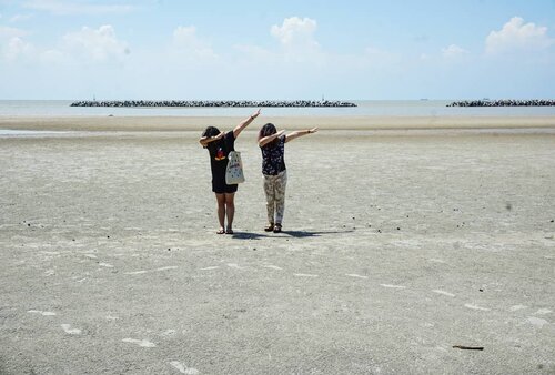 Best photo ever 🤣

#pasirpadi #bangka #pangkalpinang #travel #traveler #travelbuddy #Clozetteid #trip #beachbabe #fun #sea #joy #seasonsinthesun #sunseasand #laugh #trip #Indonesia #island #islandlife