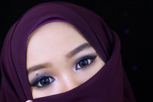 Teaser👧...........#motd #fotd #eyesoftheday #eyemakeup #wingeyeliner #beautyvlogger #beautyblogger #hijabblogger #clozetteID #ofisuredii #hudabeauty #mayamiamakeup #eyelook #dramaticeyemakeup