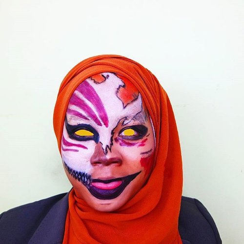 My #halloweenlook  accidentally deleted so I reupload this picture. Please welcome my #ichigokurosaki #hollow version. I know my version doesn't look similar because I did't know what to do with my hijab to make it look similar #hijabersproblem #halloweenmakeupideas #31daysofhalloween #clozetteID #fotd #halloweenmakeup #bleach #ofisuredii #beautyblogger