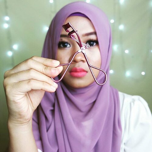 My current favorite eyelash curler is #tammia eyelash curlerI haven't tried the famous eyelash curler shu uemura but now I'm quite satified with tamia, it doesn't hurt my eyelash and can curl all my lashes include the shortest ones#eyelashcurler #beautyenthusiast #beautyreview #beautyblogger #beautyvlogger #clozetteID #ofisuredii