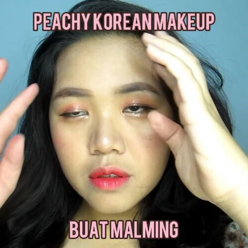 Tutorial mekap buat nonton bareng chagiya besok nichhh, eaa eaaaa.Aku sendiri suka warna peach a.k.a 🍑 persik soalnya bikin muka instan cerah. Oh IYAAAA glitter is a must biar mata kita tetep 깜짝깜짝. Kan bioskop itu gelap yah, nah biar tetep bebinar2 gitu mata kita entar wkwkwk.Dua produk jagoan aku di look ini semuanya dari @peripera.id✨ Velvet Airy InkYang biasanya selalu aku pake buat esedo, blush-on dan lip tint biar warna senada peachy nya. Tapi ini lumayan cepat nge-set nya jadi mesti buru2 nge-blend kalo mau pake as perona pipi ✨ Sugar twinkleYang warbyasahhh bikin instan banjak banjak (bersinar2), bikin mata pengen ngedip2 mulu rasanya. Aku punya ini sampe 2 warna yang nomor 3 dan 5.Dan disini aku memang gak pake fondesyen krn gak terlalu suka perasaan 'berat' di muka. Lagian memang seriusan sih gak pernah fondesyenan waktu dulu nonton ama pacar. Yaelah boro2 dah fondesyenan, paling cuman ngalis sama gincuan ajah 😅.#tutoriEls #beautybloggerindonesia#cchannelbeautyid #tampilcantik #indonesiabeautyvlogger #inspirasicantik #makeupremaja #ragamkecantikan #bvloggerid #indobeautygram #indobeautysquad #beautysociety #koreanmakeupstyle #koreanmakeuplooks #koreanmakeuptutorial #clozetteid