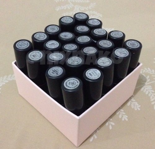 rearrange my MAC lipsticks in a macaroon's box :D