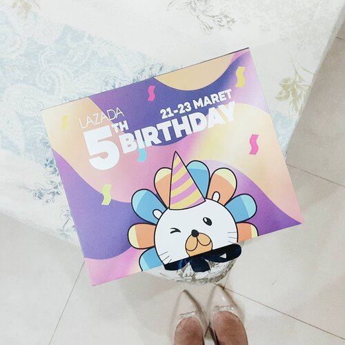 Guess who's turning 5? HAPPY BIRTHDAY @lazada_id! 🎉

Siap-siap buat diskon gila-gilaan mulai besok sampai 23 Maret 2017! Di box #kejutanlazada ini gw dapet kemeja Carvil (http://bit.ly/carvil-lazada), kaos Hush Puppies (http://bit.ly/hushpuppiestshirt), sling bag dan dompet Alibi Paris (http://bit.ly/alibiwallet), dan yang paling exciting... LANEIGE PORE CONTROL BB CUSHION (http://bit.ly/laneigeporecushion)! 💙

Jangan lupa cek www.lazada.co.id/lazada-anniversary buat tau semua promo-promonya 👌