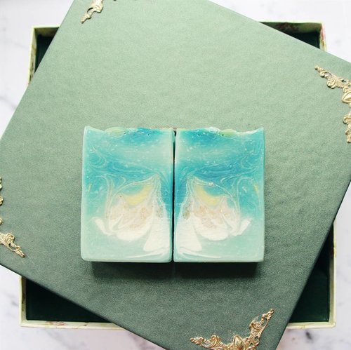 Mermaid Treasure Soap and friends are up on @saboon.id's shopee! Every purchase gets a sample or two (or more 😉)This bar contains shea butter, oatmeal, and homegrown aloe vera juice!#saboonid #soapshare #clozetteid #ggrep
