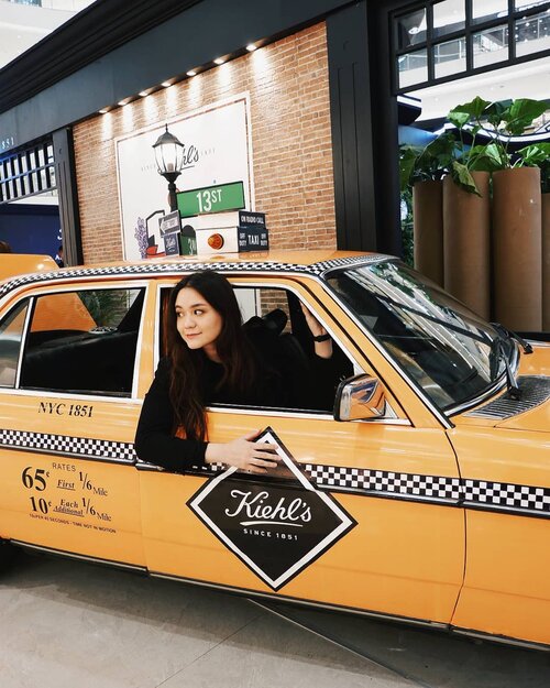 Foto naik taxi New York ga perlu ke US! 😂😜 Kemarin seru banget main di #10yearskiehlsid sampe capek hahaha!
Jangan lupa dateng ke acara ulang tahun Kiehl's Indonesia, terbuka untuk umum dari tgl 30 Agustus sampe 8 September di Senayan City. Bakal ada workshop macem-macem dan talkshow juga, bisa liat jadwalnya di Instagram @kiehlsid langsung. Selain itu, juga ada banyak art installation yang lucu-lucu kayak gini yang bisa buat foto-foto! Kalo workshop bayar, kalo foto gratis kok so no worries.

Happy 10th anniversary, Kiehl's Indonesia! 🎉
Thank you @clozetteid for the invitation! 💖

#kiehlsid #Clozetteid #10menituntukbumi