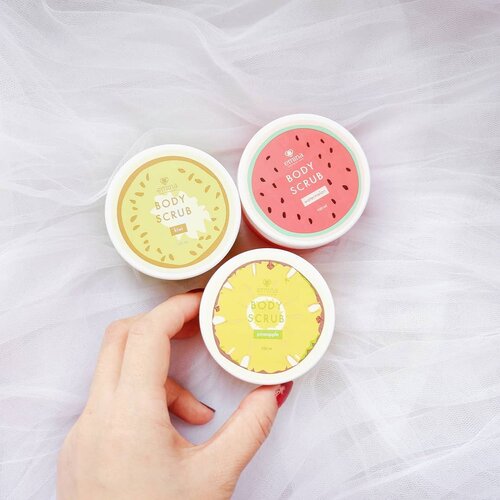 Kalo produknya lucu dan cerah, foto bagus jadi gampang! Review body scrub @eminacosmetics ada di blog yaa http://bit.ly/eminascrub 🍉🍍🍏 (ga ada emoji kiwi, ganti pake apel aja)
