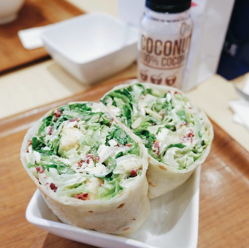 The ultimate beginner salad: Caesar salad.
Isinya cuma lettuce, bacon, croutons, keju parmesan, dan dressing yang creamy. Not the healthiest, tapi sangat membantu buat orang yang baru mau belajar makan sayur/salad.

#clozetteid #ggrep #saladstop #salad #food #caesarsalad #vsco #vscocam #vscoid #legatogelato #jktgo #bhgfood #f52gram #huffposttaste #foodgawker #thekitchn #feedfeed #buzzfeast #droolclub #foodprnshare #kitchenbowl #gloobyfood #forkfeed #foodstagram #instafood #instafat #anakjajan #wanderbites #eatandshout #eatandbrunch