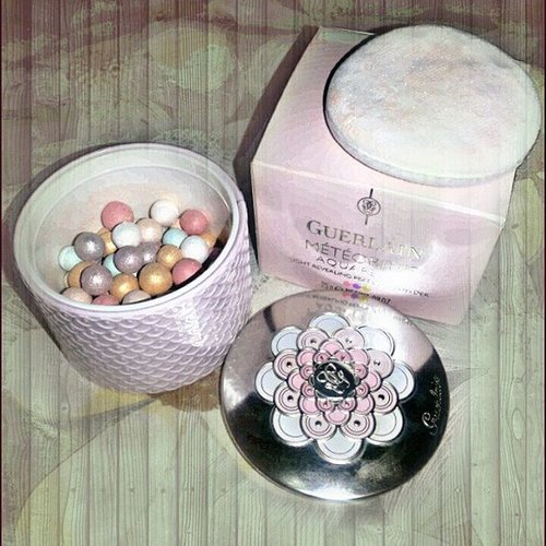 I was accidentally bought this famous @guerlain meteorites perles on @lafayettejkt. I always have a passion to have a flawless skin make up but couldn't found the right makeup until the day i passed by guerlain counter. The beautiful packaging and the pastel color of the pearl has suddenly caught my eyes. Then the super friendly and helpful beauty advisor greet me and have me tried the product. I was suddenly fall in love with the result, my skin looks brighter and so flawless like it was edited and filtered on photoshop. Then I bought it without hesitation and i'm still in love with it until now! The meteorites has always become my magic tools to make my dull face become instantly looking bright, fresh and sparkling without feeling too glittery and oily. @clozetteid #lafayettejktbeautyreview #clozetteid