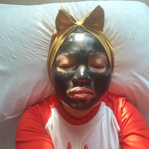 Ketika wajahmu menghitam demi kulit yang putih 😁

Pertama kalinya pakai masker ini. teksturnya cukup kental, sedikit sulit untuk diratakan jadi butuh banyak untuk satu muka (yg super lebar ini 😅). Maskernya lumayan cepat kering dan berasa kencang jika sudah mengering. part yg paling menyenangkan adalah ketika mempeel-off masknya, serasa membuka topeng dan mendapatkan wajah baru yg bersih dan cerah. Hasilnya cukup signifikan mengangkat minyak2 berlebihan diwajah aku sehingga pori2 terlihat lebih bersih dan rapat. Secara keseluruhan wajah jadi terlihat lebih cerah. Tips memakai peel of mask ini adalah jangan sampai mengenai alis karena repot ketika membersihkannya dan bisa mencabut rambut alis jika tidak hati2. 
i am wearing #kosesekkisei clear #whitteningmask , a peel off mask with oriental plant extracts will tighten skin, refine pores, and remove blackheads, keratin plugs, and tired surface cells. #kose #sekkisei #blackmask #peeloffmask #mask #skincare #blackhead #whittening #perawatanwajah #clozetteid