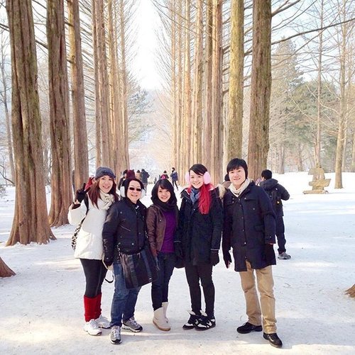 A few winter ago in an off center picture taken at the worlds most famous rows of trees ❄🌲🌲⛄
.
.

#holiday #winter #wintersonata #snow #familytrip #clozetteid #clozette #namiisland #korea #southkorea