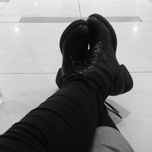 Kata adi bear, sepatu nya udah kaya preman.. 😂 But this boots are too comfy to walk.. Got it from @zaloraid

#defkapesootd #sotd #clozetteid