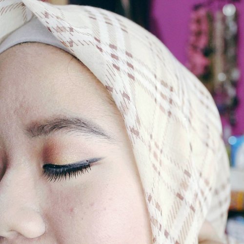 I am using single eyeshadow from @viva.cosmetics in colours:
- eye shadow cream coklat
- eye shadow cream gold
- fin touch
.
.
.
#defkapes #defkapesmakeup #indonesianbeautyblogger #hijabbloggerindonesia #clozetteid