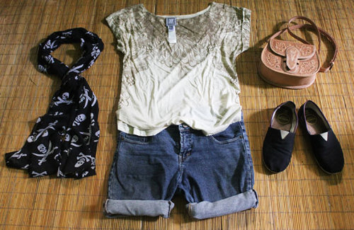 Comfy Baggy Mango T's, Rolled Levi's shorts, unbranded leather bag, unbranded skull scarf, and comfy wakai shoes :D