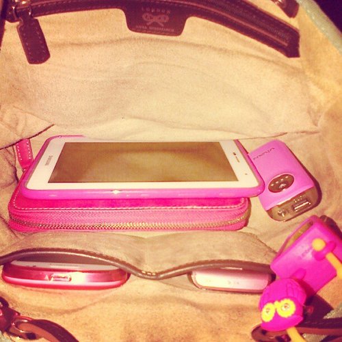 #outfitoftheday #ootd #pink #anyahindmarch #bag #vivan #powerbank #wellcomm #instagram #instadaily #bbpearl #pocketbac #bbw