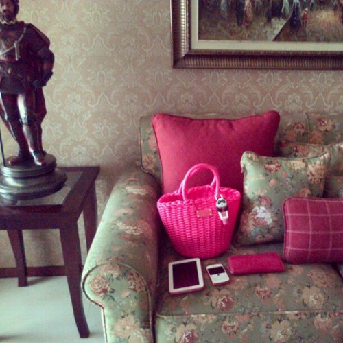 Today's outfit #katespade #katespadeid #katespadeny #photooftheday #ootd #pink #homedecor #decoration #home #flower #green #painting #classic #pocketbac #popofpink #livecolorfully #decor