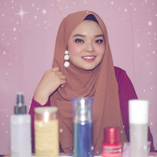 MANAGE KEUANGAN UNTUK BELI SKINCARE AND MAKE UPHi everyone!Bahas soal budget beli skincare yuk!Waktu itu aku sempat dapat DM, ada yang nanya nih ceritanya :Q : Mba, kalo skincare and make up itu, beli apa endorse?A : Depends, ada yang endorse, ada juga yang beli. Malahan banyakan yang beli sendiri.Q : Dua2nya dipakai gak?A : Iya dong, dipake. Kalau gak dipake biasanya aku jual, kasih orang, atau bikin giveaway. Nanti kapan2 ikutan giveaway aku ya 🤭Q : Gimana caranya ngabisin make upnya?A : Aku pakai setiap hari. Ya aku beli ya memang untuk diicip2, direview and dipakai. Kalo gak cocok ya dikasih orang aja, gicuu.Q : Gak boros ya?A : Gak, udah hobby. Dan memang passion aku insyallah disitu. Jadi ya have fun aja jalaninnya. Karena memang ini kerjaan aku.Q : Terus kalau beli, sebulan bujetin berapa buat skincare and make up?A : Yang pasti kalo aku gak boleh lebih dari 10%. ..And so on soal manage make up.Cerita lengkapnya soal aku memanage skincare and make up ada disini yabit.ly/AturKeuanganBeliSkincare#ClozetteID #makeuplook#beauty #skincare #skincarebasics #skincareroutine #skincareaddict #bodycare #photooftheday #iloveskincare #selfcare #skincareobsessed #hijabstyle #beautyproducts #dewyskin #makeupjunkie #instabeauty #healthyskin  #wakeupandmakeup #beautystuff #glow #beautytips #productreview #beauty