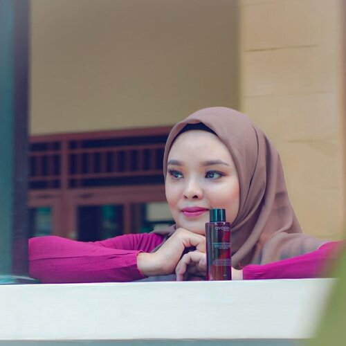 My First Impression for Avoskin Miraculous Refining TonerAkhirnya aku nyobain juga si Avoskin Miraculous Refining Toner. Baru 2x pemakaian. First impression aku : saat dipakai pertama kali ada sensasi tingling gitu. Ada yang bilang reaksinya panas, tapi di kulitku yang sensitive, gak sih alhamdulillah. Tapi aku pakainya di bagian  T-Zone, dagu, and bagian pipi, karena cuma di bagian itu whitehead aku yang paling banyak and ada clogged pores. Selebihnya tempat lain gak.Aku bakalan pakai si toner ini once a week aja. Kombinasi ingredients :5% AHA (Glycolic Acid) untuk menjaga kelembapan kulit1% BHA (Salicylic Acid) untuk mengatasi jerawat2% PHA (Polyhydroxy Acid) untuk mengangkat sel kulit mati & melembabkan2% Niacinamide2% Tea TreeWitch HazelAloe VeraRaspberrytakut aja malah jadi breakout, karena basically aku gak ada masalah sama jerawat. Terutama di spot2 yang ada jerawat kecil, dan jelang haid periode, aku kompres aja jerawatnya pakai Avoskin MRT iniAku pakainya pagi hari aja, lalu dikombinasi sama Hydrating Toner Hadalabo lanjut pakai sunscreen SPF30. Tapi kalau keluar rumah aku pakai SPF50.Kalau malam hari aku pakai exofiliating toner yang acidnya rendah banget2 seperti beaussentials face toner yang mengandung lactic acid (AHA) dan PHA yg gentle bgt buat daily eksfoliate. Produk ini bisa bekerja sebagai hydrating toner, mild exfoliating toner, dan essence.Lalu di mix dengan hydrating toner Hadalabo. Karena biasanya aku lanjutkan dengan pemakaian sheetmask.Karena aku baca reviewnya exfoliator ini memiliki anti-inflammatory dan antioxidant, makanya PHA selalu direkomendasikan untuk pemilik kulit sensitif, acne prone dan juga kulit dehidrasi, apalagi aku ada acne scars. So aku beranikan diri untuk pakai toner ini.Lagi menyusui tetep pakai exfo toner seperti Avoskin MRT gini? Aman emangnya buat busui? Bukannya BHA adalah yg harus dihindari oleh busui?So far dari yg aku baca, skincare yg ada kandungan BHA nya tapi dibawah 2% masih aman untuk busui.@avoskinbeauty#Avoskin #ClozetteID #makeuplook#beauty #skincare #skincarebasics #skincareroutine #skincareaddict #bodycare #photooftheday #iloveskincare #selfcare #skincareobsessed #hijabstyle