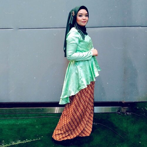 Clothes are like a good meal, a good movie, great pieces of music.” – Michael KorsThis is my #OOTD for wedding party last weekend.Cerita dibalik pembuatan baju seragam keluarga ini :Punya waktu 2 minggu aja untuk jadiin selembar kain warna hijau satin ini untuk jadikan seragam keluarga, mulai dari milih design, ngedesign sampai jadi baju. Milih designnya susah setengah mati. Pengen yang gak biasa tapi agak susah, karena panjang kainnya terbatas, dan satin ini kalau dibikin versi hijab tapi bisa untuk menyusui agak susah ya ternyata, soalnya bahannya satin licin banget 😁 yang biasa modelnya aku jadi kayak ibu2 banget, serasa 5 tahun lebih tua jadinya 😒 kalo gak hijab bisa dibikin one shoulder, crop top, etc. Kalau bahan brokat masih lebih bisa berkreasi. Challenge juga ya ternyata 😁Aku gak mau ngeluarin budget banyak buat 1 pc dress. Gak punya waktu juga buat belanja aksesorisnya. Karena aku harus sisihkan waktu juga buat nyiapin seragam suami.Akhirnya jadi terpilih model kek gini aja model duyung. Malah jadi kayak lagi hamil gak sih? Plis abaikan yhaaa 😅 Iya emang, perutku belum kempes sejak lahiran, gak usah dikomplen gendut 😣Biarin deh gapapa, yang penting puas aja sama hasilnya 🙂#ClozetteID #OOTD #dress #hijab #party#tutorialhijab #tutorialhijabsquare #tutorialhijabers#hijabstyle #ootdhijab #ootshijabers #inspirasihijab#hijab #hijabindonesia #HijabSquare #tutorialmakeupnatural #likeforlikes#FashionHijab #stylehijab #ootdhijabindo#makeuptutorial