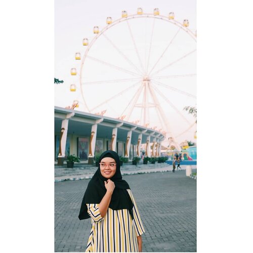 TENTANG FERRIS WHEEL
.
Tahukah kamu bahwa Ferris Wheel adalah kincir ria pertama di dunia pada tahun 1893 yang dibangun oleh George Washington Gale Ferris, Jr. .
Jadi Ferris Wheel pertama dibangun oleh Sir. George sebagai markah tanah pada pameran dunia World's Exposition tahun 1893 di Chicago. Thats why istilah Ferris Wheel (Roda Ferris) kemudian dipakai untuk menyebut semua wahana seperti ini di pekan raya bagian Amerika Serikat.
.
Tujuan dibangunnya Ferris Wheel ini untuk observasi atau hiburan.
.
.
Inilah perbandingan Ferris Wheel di beberapa negara :
.

Singapore Fyler 165 meter
Sun Wheel Vietnam 115 meter
Eye On Malaysia 88 meter
Pampanga Eye Philippines 65 meter 
Asiatique Sky Thailand 60 meter
AEON J-Sky JGC 69 meter
Cakra Manggilingan Jogjakarta - Indonesia 50 meter
.
.
Ferris Wheel di Cakra Manggilingan ini cantik sekali kalau malam hari (Swipe deh). Viewnya juga sangat bagus saat kamu berada di puncak ketinggiannya. Kalau kamu sempat mengunjungi Kota Jogjakarta, jangan lupa mampir kesini ya. .
.
Kalau awal tahun ini saya berfoto di depan Ferris Wheel Singapore Flyer, pertengahan tahun ini saya berfoto di depan Cakra Manggilingan Jogjakarta..
.
.
Hmm.. akhir tahun 2018 ini dan 2019 saya ingin berfoto di depan Sun Wheel Vietnam atau Pampanga Eye Philipinnes. Aminin aja dalam hati. Siapa tahu kesampaian 😊😘💕
.
.

#ClozetteID #FerrisWheel #catatanoline #Trip #ExploreJogjakarta