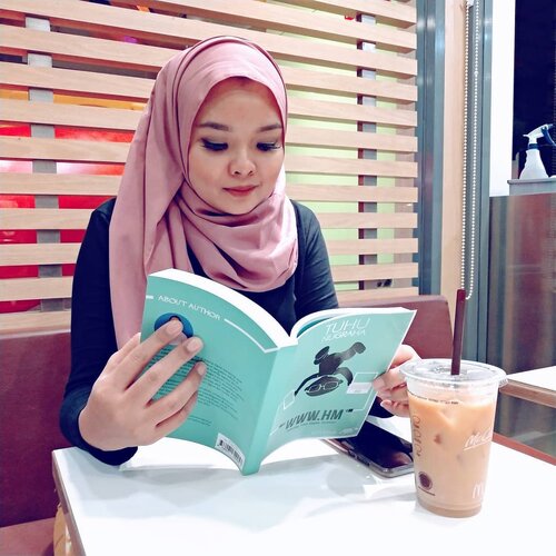 WWW.HMKalau aku ada waktu senggang, lagi free time, biasanya ngapain? Sempetin baca buku. Dan salah satu buku yang sedang aku baca adalah WWW.HM, Defining Your Digital StrategyDari judul bukunya aja, aku udah tau bahwa buku ini akan membahas seputar dunia digital. WWW.HM adalah singkatan dari What, Who, Where, How, Measurement. Dan sebagai social media enthusiast, terlahir di zaman Digital Native (orang2 yg lahir di tengah perkembangan teknologi yang luar biasa), terbiasa dengan kondisi multitasking karena waktu adalah sangat berharga, penting rasanya untuk memiliki buku yang satu ini karya dari mas @tuhunugrahaPenting juga untuk memahami bagaimana perilaku orang2 di dunia digital ini. Gak banyak orang yang memahami, apa itu digital marketing. Dan di buku ini dijelaskan tentang pemahaman dasar dan ekosistem digital marketingDi buku ini juga dijelaskan bagaimana membangun sebuah engagement yang baik untuk komunitasnya. Ya ini seperti isi dari konsultasi saya dengan mas Tuhu kemarin 😊 apalagi jika kita bisa mengintegrasi semua social media atau digital yang kita miliki, itu bisa menjadikan kekuatan yang luar biasaSocial media is the biggest change since the industrial revolution#shelfbooks #booklovers #clozetteID #socialmediacontent #socialmediamarketing