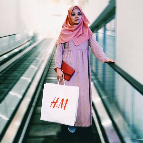 Lah, katanya gak belanja? Itu belanjaaa
Gak, itu hoax kok, ini mah bantuin megangin shopping bag pak suami aja sih .. liat dong ekspresinya, nelangsa gitu kan karena gak dibeliin 😝
.
.
#ClozetteID
#tutorialhijab #tutorialhijabsquare #tutorialhijabers
#hijabstyle #ootdhijab #ootshijabers #inspirasihijab
#hijab #hijabindonesia #tutorialhijabsegiempat
#HijabSquare #tutorialmakeupnatural #likeforlikes
#FashionHijab #stylehijab #ootdhijabindo