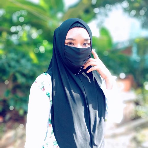 HIJAB MASKERSekarang saat diharuskan memakai masker, kalau keluar rumah gak perlu make up lengkap ya, yang penting make up lengkap mata and alis on point 🤭👌🏻pakai bedak juga setengah doang dari dahi ke hidung 🤭 jadi sekarang aku mau koleksi make up mata aja (eyeshadow, eyeliner, and eyelashes). Awal2 akai beneran gak bisa napas kalau pakai hijab masker kayak gini. Karena biasa pakai hijab + masker. Soalnya bahannya jersey, jadi tight banget ke wajah 😁 Tapi beneran jadi praktis sih, saat gak butuh maskernya, tinggal dikebawahin aja.Kalo kalian yang pakai hijab, lebih nyaman pakai hijab masker apa hijab biasa? 😊 📷@asusid Zenfone 5#ClozetteID #skincareobsessed #bodycare #ClozetteID #photooftheday #iloveskincare #selfcare #skincareobsessed #hijabstyle #beautyproducts #dewyskin #makeupjunkie #instabeauty #healthyskin  #wakeupandmakeup #beautystuff #glow #beautytips #beauty #hijabmasker