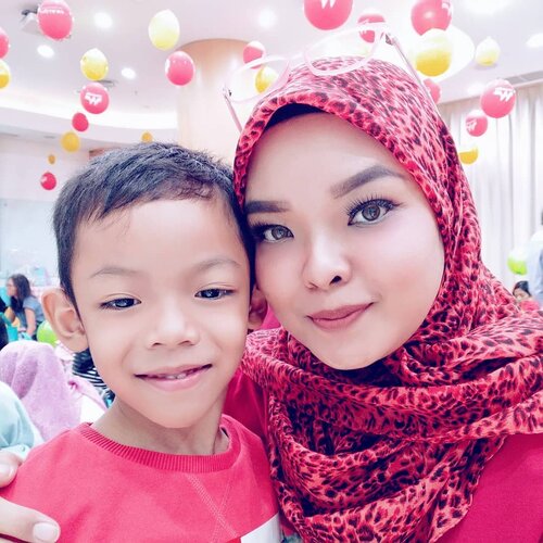 KIDS PLAYDATE

Jujur aja sejak punya bayi aka Rissa, posisi Narend hampir terlupakan oleh saya. Bermain bersama Narend, menjadi hal yang sangat langka bagi saya. Entah saya yang belum mahir sebagai ibu baru untuk membagi perhatian, atau memang saking sibuknya saya sulit membagi waktu kepada Narend. Di usianya Rissa yang masih 4 bulan, hampir 24 jam pasti bersamanya. Oleh karena itu dari sekian banyak pilihan aktivitas weekend hari itu, saya memilih ikut Kids Playdate bersama Kalcare. Kami bertukar peran, biarkan Rissa bonding dengan ayahnya dulu 🙂

Acaranya ngapain? Kami bermain bersama. Mulai dari membuat prakarya dari barang2 yang murah meriah di sekitar kita, seperti membuat tamborin dari piring plastik makanan kue, boneka tangan dari kaos kaki yang mungkin tinggal sebelah aja di rumah, bikin kartu ucapan, mendengarkan acara talkshow and networking. Ketemu and kenalan sama mommy2 baru lagi disini ☺️
.
Simple kan? Bukan hasil karya yang terbagus yang diinginkan, tapi bondingnya yang justru ingin dicapai

Terakhir kami berpelukan dan saya mengucapkan ke Narend, "Terima kasih ya nak, sudah menemani mommy bermain hari ini." "Iya mommy, sama2." Itu air mata saya langsung menetes dong entah kenapa 😭

Lihatlah ekspresinya, sebahagia itu dia 🤗

Hai all mommies, sudahkah kamu meluangkan sedikit waktu sibukmu untuk anak2mu? 😊

#MorinagaPlatinum
#kalcarekidsplaydate
#KidsPlaydate2
#mommylife #parenting #motherhood #weekend #momlyfe #clozetteID