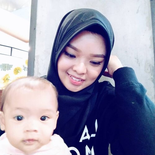 Late Post
Happy 6 months!

Alhamdulillah kamu resmi udah masuk masa MPASI nak. Masa2 dimana penuh kerompongan mami dimulai. Tapi alhamdulillahnya dari awal tahap perkenalan, sampai masuk jadwal pemberian MPASI, Rissa gak ada GTM sama sekali. Gak ada muntah juga. Everything's runnin smooth. Katanya idealnya ganti menu itu per 3 hari sekali. Imho ya. Tapi gara-gara akunya gak sabaran, jadinya terkadang sehari bisa 3x ganti menu. Yaudah sih, gapapa anaknya 😋

Soal pup gimana? Yang pasti gak tiap hari. Dan teksturnya sudah berubah jadi padat, persis kayak bubur bayi, warna kuning. Dan sesekali kalo mau pup, dia suka nangis dong 😅 kayaknya gara2 susah keluar. Kalo mau pup mah pup aja yak, ngapain pake nangis. Dasar bayik! 😜

Dulu waktu jaman Narend MPASI, semua homemade, mulai dari pure - bubur agak kasar - nasi tim - nasi. Pokoke dulu aku rajin banget deh. Karena dulu belum serepot sekarang. Dulu juga masih ada ART. Tapi kalau sekarang, dimix and match aja, yang instan tapi gak instan plus homemade. Anake mauan aja. Pokoknya yang penting tiap hari kudu buah and sayur. Aku biasakan kayak gitu

Pokoknya anak kedua ini ngerasa banget lebih santuy (santai cuy). Gak bisa bikin mpasi yang ribet2? Bikin yang mudah2 ajalah, yang penting anake mau makan. Gitu aja

Intinya pemberian MPASI, berkaca dari anak sebelumnya, aka kakaknya, kudu diliat moodnya dulu, apakah dia mau makan atau gak. Lapar atau gak. Kalau dia lagi gak mau, atau gak lapar, jangan dipaksa

Jadwal pemberian MPASI itu dibagi menjadi 3x snack (pagi-sore) dan malam kalau anaknya masih bangun dan 2x makanan utama (siang dan malam)

Ohya, sama yang terpenting jadwal pemberian ASI juga gak boleh meleset dari jadwal

Semoga ke depan2nya, seterusnya gak ada GTM atau apapun soal MPASI, dan berat badannya terus naik signifikan seiring tinggi badannya

Sehat terus ya nak 😘

29 Sept 2019

#momlife #spring #babygirl #confidence #photooftheday #walk #together #family #momblogger #parenthood #happines #happy #motherhood #selfie #mother #weekend #happyfamily #clozetteID #mpasi #makananpendampingasi #6month