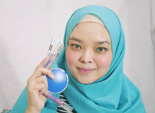 TAMPIL CANTIK DENGAN MARCKS VENUSPercaya gak aku bikin video tutorial ini sambil momong anak? Ini Rissa di belakang aku bubbling gituh, wakakak, ngajak aku main, trus dia bingung emaknya ngapain ngomong sendiri depan kamera 😂 nanti liat sendiri deh pas videonya jadi, aku sibuk banget ngurusin Rissa 😂 Rush banget pokokeTayang censor atau uncensored nih? 😁Yahhh gimana dong, gak ada yang jagain, demi eksistensi di social media, jadi jagain anak sambil bikin konten harus kulakukan. Gak keliatan kan? 😋Oke, mungkin itu kamu gak percayaTapi kalau yang ini? 👇🏻 .Percaya gak cuma dengan 4 tools make up kayak gini dari @venuscosmeticind bisa bikin make up flawless? Harus percaya dong, karena aku udah buktikan sendiri! No foundation, no BB Cushion, no concelear ternyata bisa bow! Aaaaaah... gils gils banget dehhh. Bisa banget kamu contek buat make up for daily kamu, make up yang natural banget nget nget. Bisa buat ke kantor, bisa buat acara bukber, buat lebaran bahkan bisa banget buat ketemu camer 😉Ini aku cuma pakai :💄compact powder 02 Natural💄soft matte lip cream 02💄soft matte lip cream 09💄Automatic Eyebrow BrownTadinya kupikir nomor 02 ini keputihan untuk tone kulit aku, ternyata gak 😉 Trus karena aku lagi suka banget bikin ombre lips, aku ngemix SMLC 02 dan 09, hasilnya? Cuco' meong 👌🏻Trus setelah dipakai, ternyata SMLC nya si Venus gak lengket di bibir ya, trus gak bikin bibir kering Compact powdernya juga bisa bekerja sama di kulit aku. So far aku baru pakai beberapa jam sih, gak ada reaksi yang aneh2Ceki2 di shopee ternyata harga SMLC nya murmer ya bow. Gak sampai 50ribuan harganya 😊 ku jadi pengen swatch ke 10 warnanya 😁Lengkapnya nanti liat ya di yucub channel akoh 😁Ada yang udah pernah coba Marcks Venus juga? 😊#venuscosmeticbykimiafarma #venusramadhancantik #venuscantiksehat #makeup#makeupfordaily#naturalmakeup #motd#ClozetteID#tutorialhijab #tutorialhijabsquare #tutorialhijabers#hijabstyle #ootdhijab #ootshijabers #inspirasihijab#hijab #hijabindonesia #tutorialhijabsegiempat#HijabSquare #tutorialmakeupnatural #likeforlikes#FashionHijab #stylehijab #ootdhijabindo