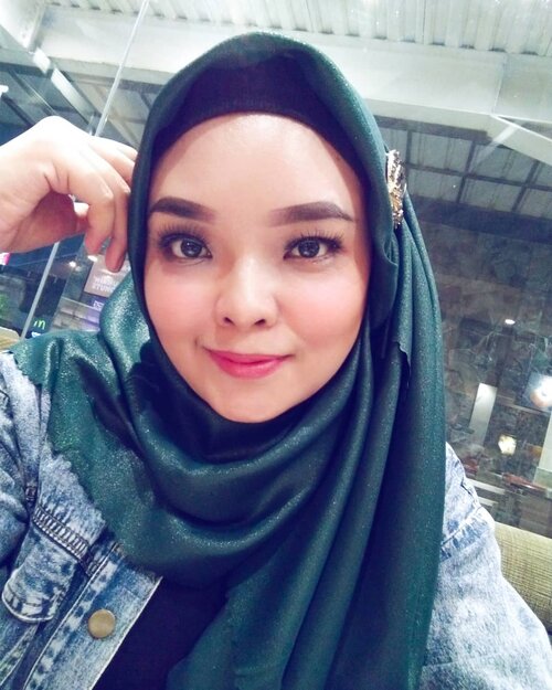 MAKE UP LOOK 1,5JUTA NIH 🤭Eh..becanda dink. Ini mah make up sendiri 😅Ini My Make Up Look semalam buat kondangan saudara harus diabadikan sebelum tak hapus blass 🤭Jadi juga make up sejam lebih sambil nemenin bayik gak bisa diem di rumah, kek kapal pecah. Sebentar2 ngalis, mindahin Rissa dulu. Baking sebentar, lihat Rissa megang kabel and merambat2 ke kulkas, pindahin Rissa lagi. Ganti2an sama suami sambil dia siap2 juga. Gitu terus sampai make upnya selesai 😁 harusnya selesai 40 menit, tapi karena sambil jagain jadi sejam lebih. Capek banget sumpah. Sempet hampir pingsan stylish hijab sendiri gara2 kelamaan. Pusing banget. Mana alis kagak singkron pulak kiri sama kanan. Bodo amatan dah ah. Ya karena bukan sodara kembar juga sik 🤭Ya gapapa, namanya juga resiko gak ada yg jagain.Bisa minta di make up in sih, tapi kayaknya gak bisa kalau ada bayik gini datang early ke gedung, ada aja persiapannya. Inilah, itulah. Untungnya bisa make up sendiri, punya tools lengkap, jadi gak usah di make up-in. Enaknya sih gitu ya. Dan juga lebih puas aja sih, bisa tau kurang2nya dimana anglenya.Sampai rumah jam 11 malem capeknya udah kayak kerja rodi 😅 anak2 tepar. Jam segini belum bangun, kasian.So hari ini aku off dulu deh kerjaan, mau reflexy and ngajak anak jalan2 dulu. Nikmatin hidup. Biar balance, biar happy, gak stres2 amat 🤭Hei kamu, selamat pagiy!Jangan lupa sarapan ya.#ClozetteID #motd #hijabstyle#makeuplook #beauty #skincarebasics #skincareroutine #skincareaddict #photooftheday #iloveskincare #selfcare #skincareobsessed #hijabstyle #beautyproducts #dewyskin #makeupjunkie #instabeauty #healthyskin  #wakeupandmakeup #beautystuff #glow #beautytips #beauty