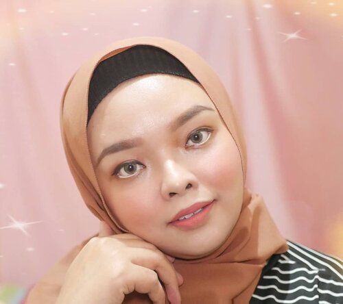 MAKE UP NATURAL BUAT JEMPUT ANAK NGEGYMEmang udah paling paling style hijab pashmina kayak gini, buat nutupin double chin kayak aku gini. busui udah pasti ada double chin, kan gak boleh diet 😬Happy Friday All! 💕____Skincare today :Toner : @cosrx_indonesia and @hadalaboEssence : Loreal Revitalift @getthelookidSerum : Hydrating Serum @makeoveridDay Cream & Sunscreen : @ErhadnaMake up Today :Foundie : Lanore DD CushionBlush : @Wardahbeauty Exclusive mix @Catrice Highlight PaletteEyeliner : Top (@otwoo) black and bottom @wardahbeautyEyeshadow : @profusion#ClozetteID #makeuplook#beauty #skincare #skincarebasics #skincareroutine #skincareaddict #bodycare #photooftheday #iloveskincare #selfcare #skincareobsessed #hijabstyle #beautyproducts #dewyskin #makeupjunkie #instabeauty #healthyskin  #wakeupandmakeup #beautystuff #glow #beautytips #productreview #beauty