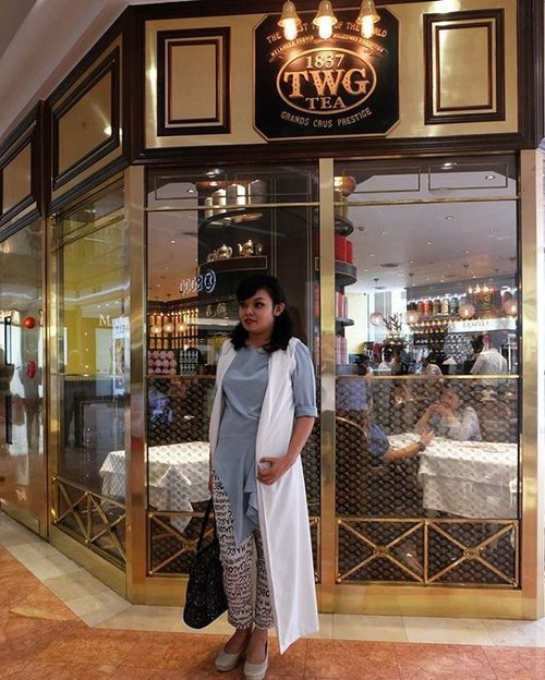 Never go wrong with classic tone. Today I'm wearing blue tunik and long white vest to attending Estee Lauder Lip Party with @clozetteid

#OOTDindo #OOTD #ClozetteID #citylook #starclozetter #IndonesianBeautyBlogger #Beauty #Christmas #FashionBlogger