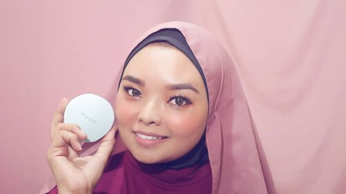 Wardah Exclusive Flawless Cover CushionHi everyone!Kali ini aku baru aja mencoba satu cushion yang lagi hype banget, yaitu Wardah Exclusive Flawless Cover Cushion. Kayaknya reviewnya udah banyak ya, so aku jadinya cukup penasaran juga. Apakah sebagus ituh? 😚Katanya bedak ini diklaim :💓 no comedogenic💓 Natural glow💓 SPF 30+++💓 Stay longer up to 10 hours💓 Harganya juga sangat affordable, yak cusslah aku mau coba. Apalagi aku #TimDewyLook, kulitku tergolong normal to oily, so ya aku mencoba pakai ini.Harganya lebih murah daripada Instaperfect 😘Final resultnya?Asli, laaaf bangets! Gak 'becek' atau over dewy, beneran natural glow hasilnya. Halus banget, karena Superfine Silky Particles di dalamnya yang memang bisa bantu kita menutupi imperfection pada wajah hanya dengan 1 x layering sajaSelain itu dia juga ada kandungan Soft Focus Agent yang bisa menyamarkan tampilan pori. Beneran bisa cover pori2 akuAku pakai shade 01 Light beige, so far cocok bangets di aku, kulit light medium dengan undertone kuning. Warnanya juga ternyata gak oksidasi walaupun aku pakai lamaAku beneran sampai 10 jam sih, dari jam 9 pagi sampai jam 6 sore, ketahanannya emang super sihKulit aku juga gak kering, mungkin karena ada kandungan Macadamia Oil di dalamnyaUntuk videonya masih proses editing, baru selesai filming hari ini. Semoga minggu depan bisa tayang 😚And I can say, so yaaa.. memang sebagus ituh! 😍😍 Diantara kamu ada yang sudah coba juga? Gimana hasilnya? Bisa share komentar di bawah juga ya, aku pengen tahu kalau di kulit temen2 gimana 😙#beauty #skincare #skincarebasics #skincareroutine #skincareaddict #bodycare #photooftheday #iloveskincare #selfcare #skincareobsessed #hijabstyle #beautyproducts #dewyskin #makeuplook #bloggerperempuan #makeupoftheday # #instabeauty #healthyskin  #wakeupandmakeup #beautystuff  #beautytips #productreview #beauty #wardahbeauty #exclusive #flawless #covercushion #clozetteID