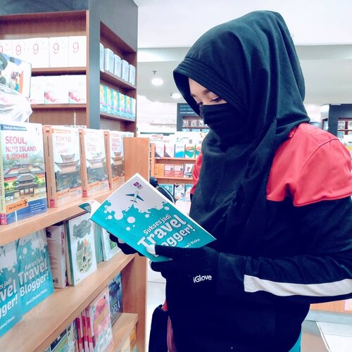 Minggu lalu aku ke toko buku buat beli ATK Mas Narend, karena 2 minggu banyak juga prakaryanya yg menggunakan peralatan lem dkk nya 😮 PR dari gurunya memaksa mamanya turun tangan, yeaa sesuai tagline ya #bekerjadarirumah, #berkaryadarirumah dan #belajardarirumah 😁Kebetulan memang di rumah juga gak ada. Sekalian mau bikin DIY di rumah juga siy buat montesorrinya Rissa.Gak sengaja lewatin rak buku bagian travelling,.Hmm..buku travelling apa ya yang baru kali ini?Eh akhirnya nemu satu buku ini Sukses Jadi Travel Bloggernya @dedew_writer . Udah baca sekilas, eh di dalamnya ada history tentang @astarianadya di Travel Blogger heitz yang udah melanglang buana kemana2 🤭 eh tapi dia mah udah jadi artis sekarang 😁Buat yang pengen jadi travel blogger, trus pengen tau gimana caranya jalan2 ada yang bayarin juga, mudah apa ga sih sebenernya jadi travel blogger itu? Baca deh buku ini, dijamin jadi pengen jalan2, eh salah, maksudnya jadi travel blogger juga 😁#LatePost #shelfbooks #booklovers #clozetteID