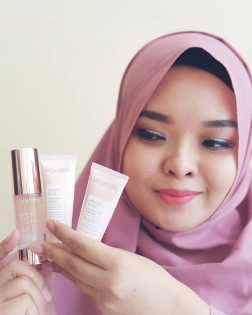 WARDAH HYDRA ROSE, SKINCARE FOR DRY AND SENSITIVE SKIN

Dari awal launching new product dari @wardahbeauty yang Hydra Rose ini agak skeptis, apa bener ya produk ini bener2 menghydrate kulit sampai 72 jam? Ahh tipu² nih!

Lalu aku coba dong. Aku baru coba 3 varian aja yaitu Serum, Dry Gel and Night Gelnya. Sebenarnya signature productnya itu Toner and Serumnya. Tapi karena waktu iru budget lagi terbatas, yaudah aku beli tiga varian dulu aja, takut kalau2 gak cocok.

Testimoni aku :

Pemakaian sehari, belum terlalu keliatan. Lalu setelah 3 hari sampai seminggu baru kelihatan reaksinya, produk ini ternyata cocok di kulit aku 💕💕💕💕 
Harganya juga sungguh affordabel menurutku.

Lalu apakah ia bekerja dengan baik?
Setelah seminggu dan sampai per hari ini aku pakai total jadi 2 minggu, and beneran dong dia bisa menghydrate kulit aku yang normal to dry ini. Apalagi sekarang aku selalu kerja dibawah paparan AC all day long di rumah. Jadi rentan banget kering.

Gak hanya aku aja yg pakai, suami juga, karena dia kulitnya bener² super dry. And it works dong! ☺️💕 Kulitnya jadi gak kering lagi, dia jadi laff sama varian ini katanya. Trus aku disuruh beli lagi, toner and facial foamnya 😁 cobakan and review lagi.

Okee bhaiquelaah. Masih ada antrian skincare lainnya yg mau aku cobaa 😁

Kalau kulit moist itu penting banget, siap buat next step yaitu make up.

Review lengkapnya ada di postingan aku ya.

Kalian sudah udah ada yang coba juga? 😉

bit.ly/WardahHydraRoseSeries

#wardahbeauty
#wardahhydrarose 
#ClozetteID 
#Skincare #skincareobsessed #makeup #photooftheday #iloveskincare #selfcare #skincareobsessed #hijabstyle #beautyproducts #dewyskin #makeupjunkie #instabeauty #healthyskin  #wakeupandmakeup #beautystuff #glow #beautytips #beauty