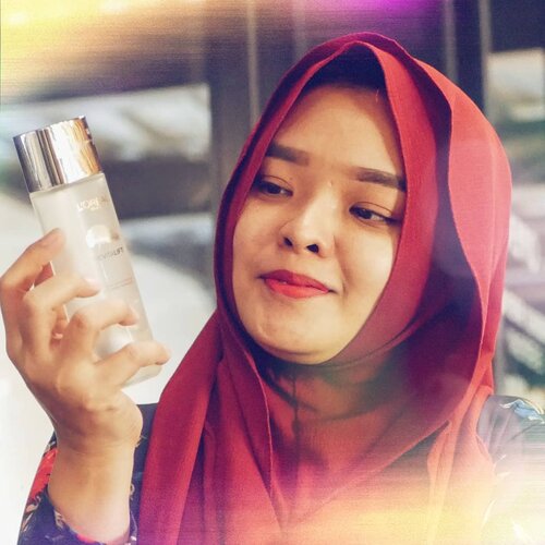 Loreal Revitalift Cristal Micro Essence

Buanyak banget beauty blogger yang ngereview essence yang satu ini, katanya bikin kulit flawlesslah, glowinglah, muka bening sebening kristallah. Karena aku gak percaya sampai kubuktikan sendiri, akhirnya aku coba sendiri dong essence yang satu ini. Aku mah orangnya gitu, suka gak percayaan sampai aku cobakan sendiri 🤭

Pas banget essence yang aku pakai sudah habis, so aku putuskan beli Loreal Revitalift aja. Aku belinya di shopee. Di toko langganan aku beautycallindo. Aku kira beli #shareinjar bakalan dikasih botol yang murce plastik itu, eh ternyata aku dikasih botolnya Loreal kayak gini dong. Happy! 😍

Gak, aku gak beli yang full size, aku belinya cuma yang #shareinjar aja 30ml. Kenapa? Namanya skincare kan cocok2an ya, aku takut kenapa2 sama wajahku. Kalau misalnya cocok, baru nanti aku beli yang full size

Sekalian mau share ini tips aku kalau beli skincare ya. Beli yang shareinjar dulu, baru full size. Pakai selama kurang lebih 2-3 hari, ada efek negatif apa gak, kalau gak, pemakaian bisa dilanjutkan sampai 2 bulan. 30ml kayak gini bisa kok dipakai selama 2 bulan.

Jadi ibu rumah tangga itu mah kudu hemat 🤭

But, finally setelah pemakaian 2 minggu kulitku baik2 aja. Alhamdulillah. Trus yang aku suka ini wanginya SEGER AND FRESH BANGET! Makanya kalau lagi pakai essence ini, aku sekalian me time, soalnya bisa buat aromatherapy buat aku 😍

Cara pakai ala aku, setiap hari setelah waja dibersihkan double cleansing (facial wash and micellar water) - exfo toner - hydrating toner - essence. Ditepuk2 aja ke wajah. Gak butuh waktu lama kok sampai dia meresap, cepet banget.

Ohya, ini teksturnya cair banget ya. Jadi kudu hati2 saat menuangkan ke tangan, hati2 kebanyakan ☺️ Overall Rating : ⭐⭐⭐⭐ So, ada yang suka juga sama essence ini juga? ☺️ #UnlockCrystalSkin #ClozetteID
#beauty #skincare #skincarebasics #skincareroutine #skincareaddict #bodycare #photooftheday #iloveskincare #selfcare #skincareobsessed #hijabstyle #beautyproducts #dewyskin #makeupjunkie #instabeauty #healthyskin  #wakeupandmakeup #beautystuff #glow #beautytips #productreview #beauty #loreal #revitalift #essence