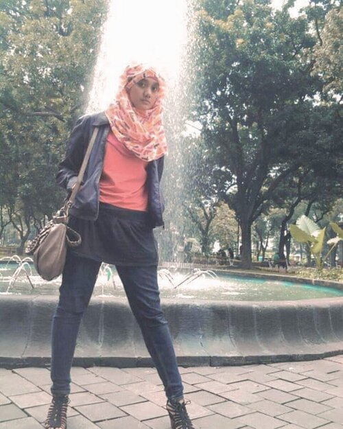 Aku pecinta fashion oleh karena itu aku selalu uptodate dalam berfashion untuk travelling, hangout apalagi untuk kerja. Ini gayaku pas mau berangkat kerja dengan style kece dan modis. Aku menggunakan sepatu heels,jeans dan jaket kulit.Yuk kalian share ootd kerja kalian @anisa.dee @lisawilman @cyntiayoga @ceritamamiyu @fatmagirls91 . Sebelum upload ootd #GayaKerjaHariIni kalian harus langganan dulu ke *500*46# karena banyak informasi seputar pekerjaan termasuk  lowongan kerja. @hip500 @tloker_info @telkomsel.#2020 #adobelightroom #tonekillers #preset #igotd #FullSpeedFlagship #DareToLeap #clozetteid