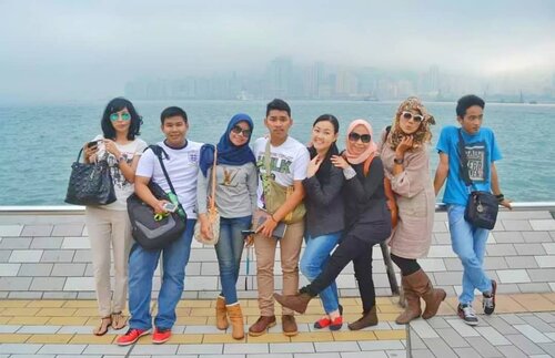 Pas ke Hongkong tujuan utamanya adalah Avenue Of Star Hongkong disini kita bisa foto2 telapak tangan bintang cina terkenal•#farahsibolang #farahhongkongtrip #clozetteid #clozette