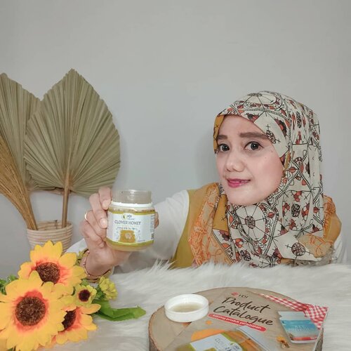 Immune boster selama Pandemi aku selalu konsumsi Clover Honey. Clover Honey ini mengandung BeePollen dan madu murni yang berasal dari bunga clover dimana sudah dinyatakan sebagai madu terbaik oleh peternak lebah diseluruh dunia. Clover Honey: • Mengandung Royal Jelly.• Kandungan BeePollen yang kaya akan nutrisi . • Kandungan air hanya 17% sehingga bakteri sulit berkembang di madu. •Tanpa proses pemanasan atau penyaringan sehingga kaya akan kandungan enzim dan nutrisi yang tinggi. Manfaat Clover Honey : • Sumber Energi .• Meningkatkan daya tahan tubuh. Meredakan sariawan,panas dalam dan radang tenggorokan dan masih banyak manfaat lainnya. Honey Bee Pollens merupakan makanan terbaik ke 2 didunia (Makanan terbaik pertama adalah ASI). Karena kandungan vitamin yang terdapat dalam Honey Bee Pollens ini sangat lengkap yaitu terdapat 18 jenis Asam Amino, Mineral,Karbohidrat, Vitamin dan Enzim.Untuk review lebih lengkap soon aku bahas di blogku yah #madu #cloverhoneyHDI #review #clozetteid #GC29ThursdayLûvś #ilιkeყou