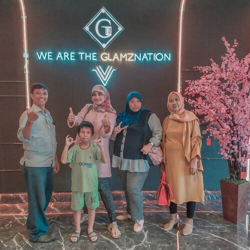 Seru banget karaoke di @GlamzCelebrity_KTV bareng @fatmagirls91 @syahrifulm @abdularea @anisa.dee @afrilentin. Kalian tau ga? Glamz lagi ngadain kompetisi gila-gilaan disana, kalian yang beruntung dapatin hadiahnya loh. Yang hobi karaoke bisa nih pake kode PPIG19120009 nanti dapat free 2 jam karaoke dengan minimum payment 200 ribu saja. Lets go genks ikutan dari sekarang #GlamZensationCompetition #GlamzKaraoke#2020 #adobelightroom #tonekillers #preset #igotd #FullSpeedFlagship #DareToLeap #clozetteid